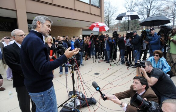 George Clooney après avoir été relâché à Washington le 16 mars 2012, a tenu un point presse