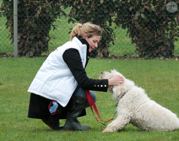 La princesse Annette, épouse du prince Bernhard, sur le site de l'assistance canine. Les  royaux néerlandais  ont payé de leur personne et montré l'exemple à  l'occasion de la  Journée du bénévolat aux Pays-Bas, le 16 mars 2012 !