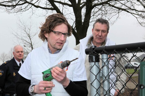 Le prince Bernhard, fils de la princesse Margriet des Pays-Bas, en plein bricolage sur le site de l'assistance canine. Les  royaux néerlandais ont payé de leur personne et montré l'exemple à  l'occasion de la Journée du bénévolat aux Pays-Bas, le 16 mars 2012 !