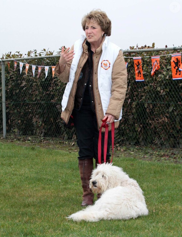 La princesse Margriet des Pays-Bas à l'oeuvre à l'assitance canine. Les royaux néerlandais ont payé de leur personne et montré l'exemple à l'occasion de la Journée du bénévolat aux Pays-Bas, le 16 mars 2012 !