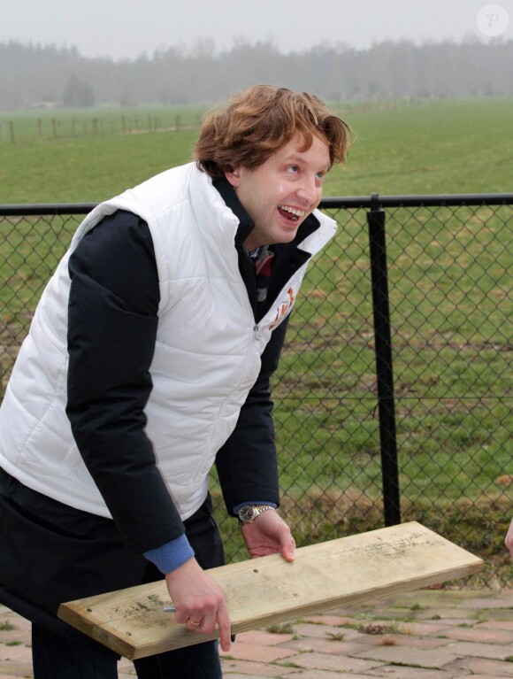 Le prince Bernhard, fils de la princesse Margriet des Pays-Bas, en plein bricolage sur le site de l'assistance canine. Les  royaux néerlandais ont payé de leur personne et montré l'exemple à  l'occasion de la Journée du bénévolat aux Pays-Bas, le 16 mars 2012 !