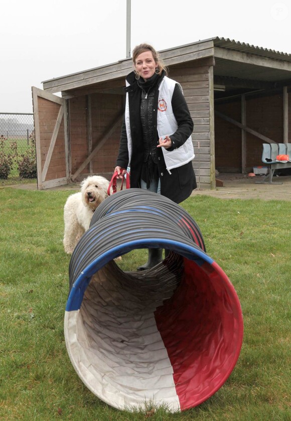 La princesse Annette, épouse du prince Bernhard, sur le site de l'assistance canine. Les  royaux néerlandais  ont payé de leur personne et montré l'exemple à  l'occasion de la  Journée du bénévolat aux Pays-Bas, le 16 mars 2012 !