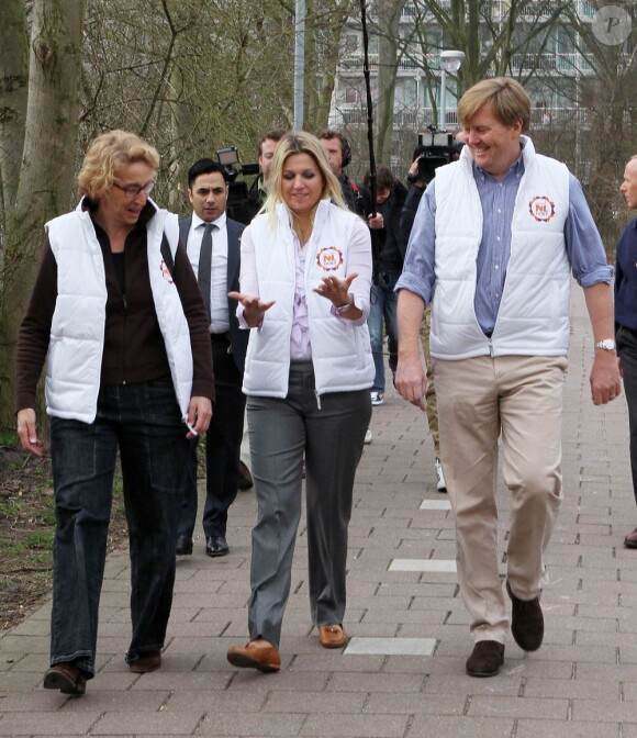 Le prince Willem-Alexander et la princesse Maxima des Pays-Bas ont participé à la rénovation des locaux du club de scout Satoko Kitahara, le 16 mars 2012, dans le cadre de la Journée du bénévolat.