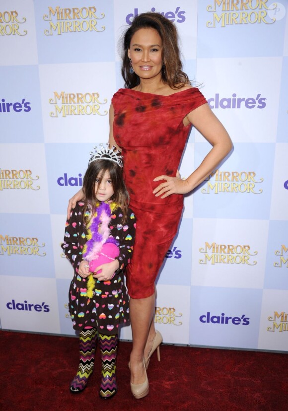 La belle Tia Carrere venue avec sa fille lors de la première de Mirror Mirror à Los Angeles le 17 mars 2012