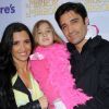 Le comédien français Gilles Marini entouré de son épouse et leur fille lors de la première de Mirror Mirror à Los Angeles le 17 mars 2012