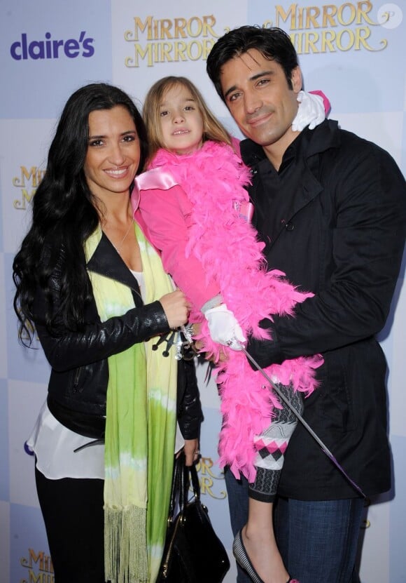 Le comédien français Gilles Marini entouré de son épouse et leur fille lors de la première de Mirror Mirror à Los Angeles le 17 mars 2012