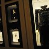 Des robes de légende portées par la princesse Diana sont présentées à Kensington dans l'exposition Diana: Glimpses of a modern princess.
La reine Elizabeth II, accompagnée par son mari le duc d'Edimbourg, inaugurait la réouverture de Kensington Palace, le 15 mars 2012, au terme d'un chantier de rénovation de plus de 14 millions d'euros.