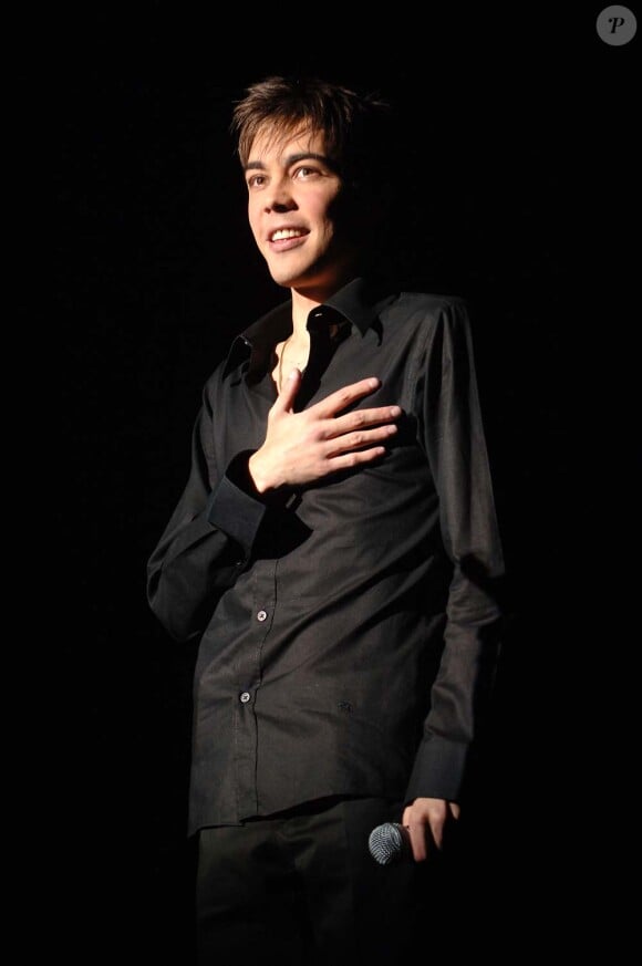 Grégory Lemarchal sur scène en mai 2006.
