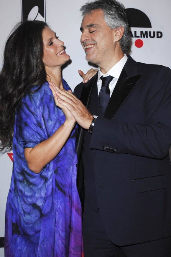 Andrea Bocelli avec sa compagne Veronica lors du lancement de sa fondation en faveur des personnes démunies et de la recherche médicale, le 9 décembre 2011 à Los Angeles.
Andrea Bocelli et sa compagne Veronica Berti, en couple depuis 2002, ont eu le 21 mars 2012 une petite fille : Virginia.