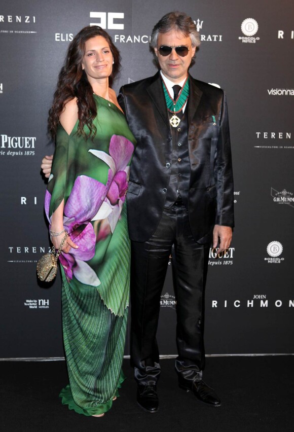 Andrea Bocelli et sa compagne Veronica Berti (photo : au gala de la fondation de Samuel Eto'o à Milan en mars 2011), en couple depuis 2002, ont eu le 21 mars 2012 une petite fille : Virginia.