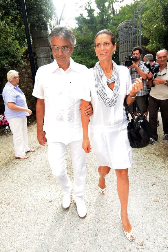 Andrea Bocelli et sa compagne Veronica Berti (photo : à Pietrasanta en novembre 2011), en couple depuis 2002, ont eu le 21 mars 2012 une petite fille : Virginia.