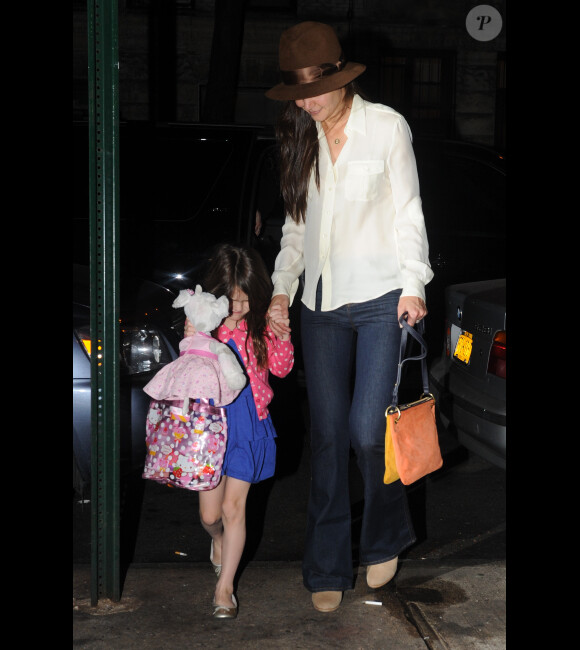 Katie Holmes, sa mère et sa fille Suri sortent d'un restaurant, le 21 mars 2012 à New York