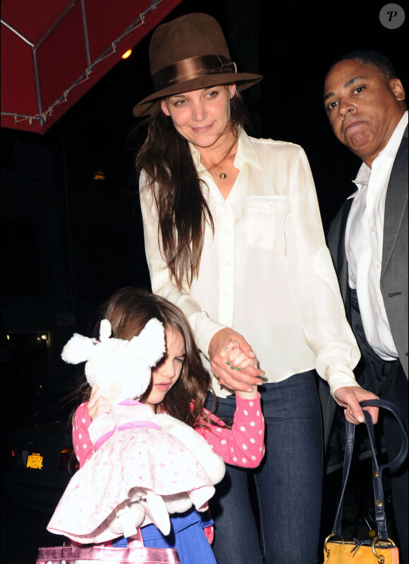 Katie Holmes et sa fille Suri sont allées assister au spectable de Mary Poppins avant d'aller au restaurant, le 21 mars 2012 à New York