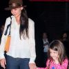 Katie Holmes et la petite Suri sortent du restaurant Joanne à New York, le 21 mars 2012