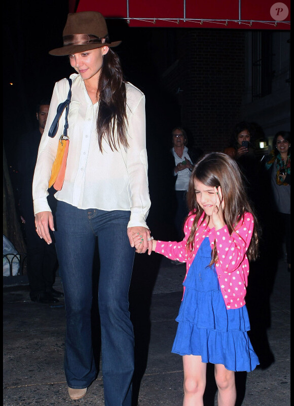 Katie Holmes et la petite Suri sortent du restaurant Joanne à New York, le 21 mars 2012