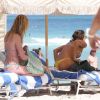 Irina Shayk passe l'après-midi à la plage à Miami avec des amis, le 23 mars 2012