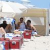 Irina Shayk profite de son après-midi à la plage à Miami avec des amis, le 23 mars 2012