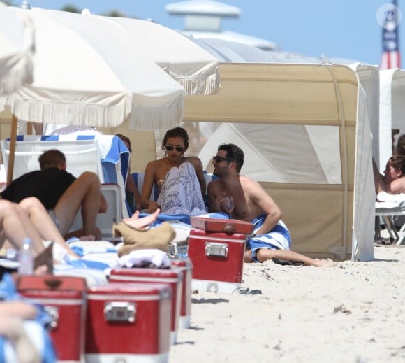 Irina Shayk profite de son après-midi à la plage à Miami avec des amis, le 23 mars 2012
