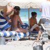 Irina Shayk passe l'après-midi à la plage à Miami avec des amis, le 23 mars 2012