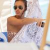 Irina Shayk se cache sous une robe, après avoir passé l'après-midi à la plage à Miami avec des amis, le 23 mars 2012
