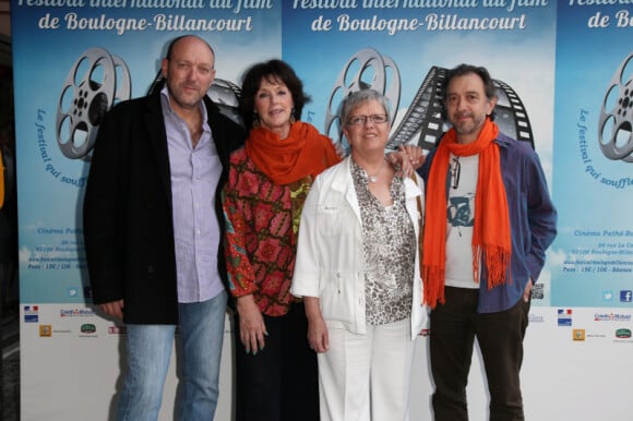Anny Duperey aux côtés des frères et soeur de l'acteur, François, Elizabeth et Philippe lors de la séance d'hommage rendu à Bernard Giraudeau dans le cadre du festival international du film de Boulogne-Billancourt, le 24 mars 2012