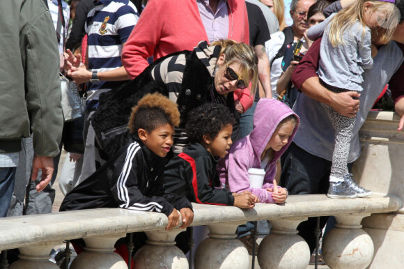 Heidi Klum, sa maman et ses filles Leni et Lou sont allées chercher Johan et Henry Samuel à leur cours de karaté avant de faire du shopping et de s'amuser tout ensemble, à Beverly Hills, le 24 mars 2012