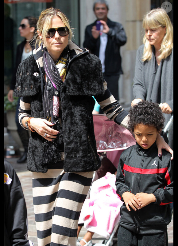 Heidi Klum, sa maman et ses filles Leni et Lou sont allées chercher Johan et Henry Samuel à leur cours de karaté avant de faire du shopping et de s'amuser, à Beverly Hills, le 24 mars 2012