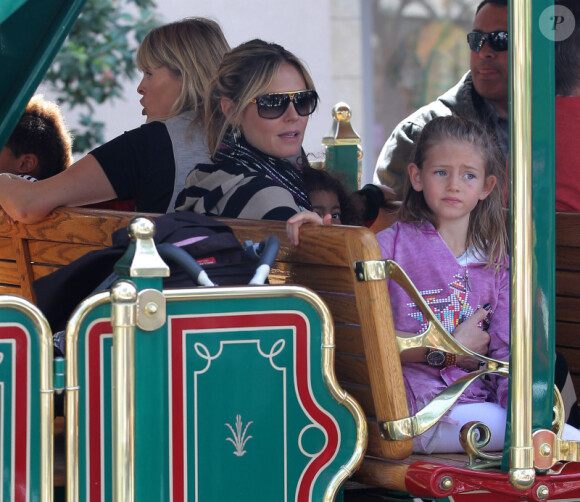Heidi Klum, sa maman et ses filles Leni et Lou sont allées chercher  Johan et Henry Samuel à leur cours de karaté avant de faire du shopping  et de s'amuser, à Beverly Hills, le 24 mars 2012. Ici, avec sa fille Leni