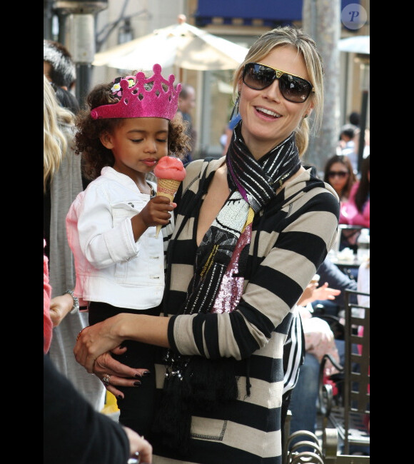 Heidi Klum, sa maman et ses filles Leni et Lou sont allées chercher  Johan et Henry Samuel à leur cours de karaté avant de faire du shopping  et de s'amuser, à Beverly Hills, le 24 mars 2012. Lou savoure une glace