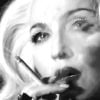 Madonna fume dans le clip de Girl Gone Wild, mars 2012.