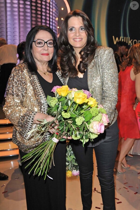 Nana Mouskouri et sa fille Lenou sur le plateau de l'émission Willkommen bei Carmen Nebel à Berlin, le 24 mars 2012.