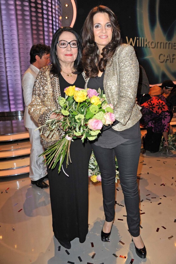 Nana Mouskouri et sa fille Lenou sur le plateau de l'émission Willkommen bei Carmen Nebel à Berlin, le 24 mars 2012.