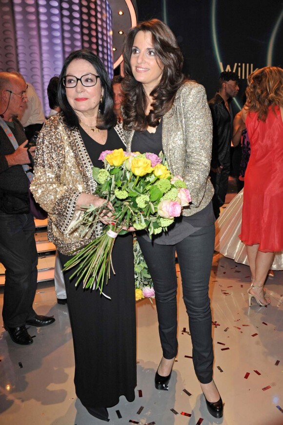 Nana Mouskouri et sa fille Lenou complices sur le plateau de l'émission Willkommen bei Carmen Nebel à Berlin, le 24 mars 2012.