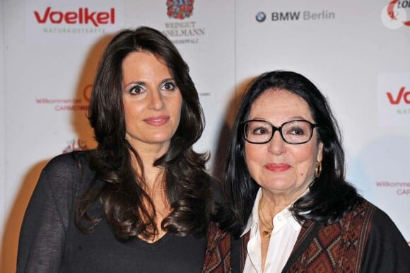 Nana Mouskouri et sa fille Lenou arrivent sur le plateau de l'émission Willkommen bei Carmen Nebel à Berlin, le 24 mars 2012.
