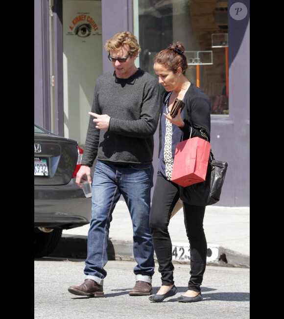 Simon Baker et sa femme Rebecca Rigg à la sortie de leur journée shopping le 24 mars 2012 à Los Angeles