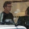 Simon Baker tente de convaincre sa femme Rebecca Rigg que ses nouvelles lunettes sont parfaites le 24 mars 2012 à Los Angeles