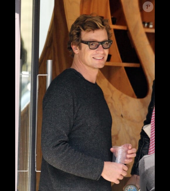 Simon Baker, lunettes et sourire de rigueur le 24 mars 2012 à Los Angeles