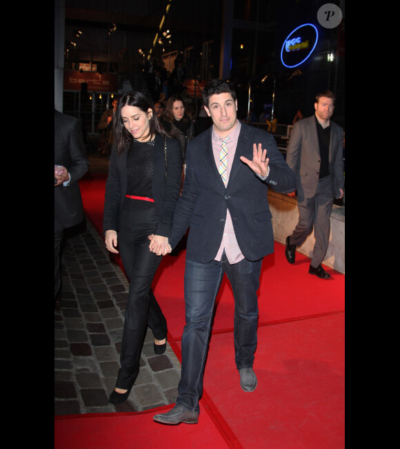 Jason Biggs et sa femme Jenny Mollen à l'avant-première d'American Pie 4 à Paris, le 26 mars 2012.