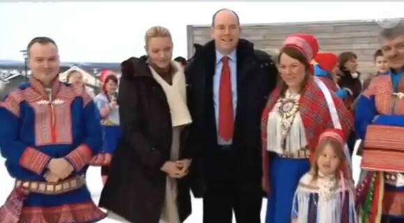 Le prince Albert et la princesse Charlene de Monaco ne sont pas restés longtemps sans porter la tenue traditionnelle dans la région de Kautokeino, en visite en Laponie du 25 au 27.