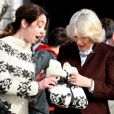 Camilla Parker Bowles, en visite sur le tournage de la série danoise The Killing avec la princesse Mary le 27 mars  2012, s'est vu offrir le pull-over de l'héroïne Sofie Grabol ! 