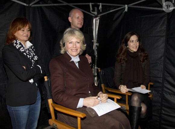 Camilla Parker Bowles et la princesse Mary en visite sur le tournage de la série danoise The Killing, le 27 mars  2012 à Lynge.