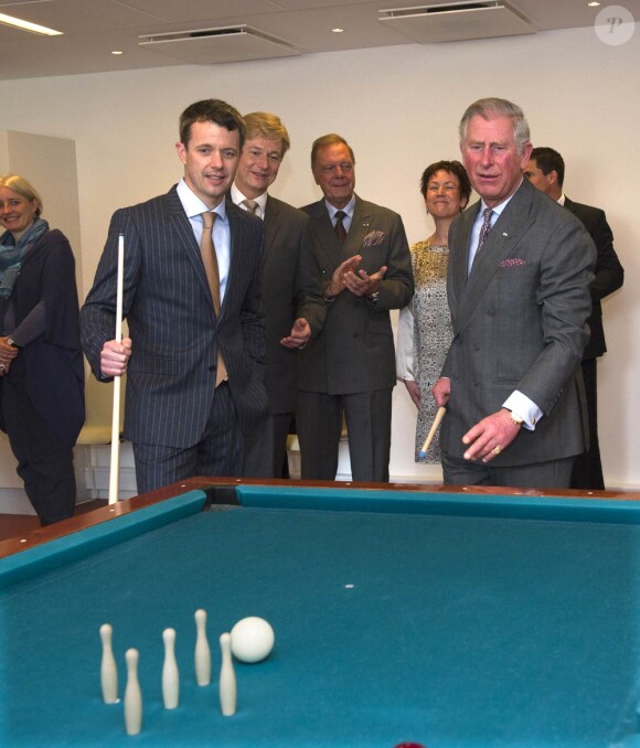 Le prince Charles et le prince Frederik de Danemark en visite dans une maison de retraite de la banlieue de Copenhague le 27 mars 2012.