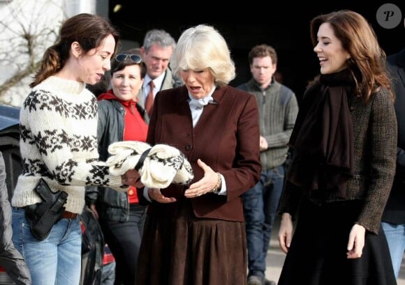 Camilla Parker Bowles, en visite sur le tournage de la série danoise The Killing avec la princesse Mary le 27 mars  2012, s'est vu offrir le pull-over de l'héroïne Sofie Grabol !