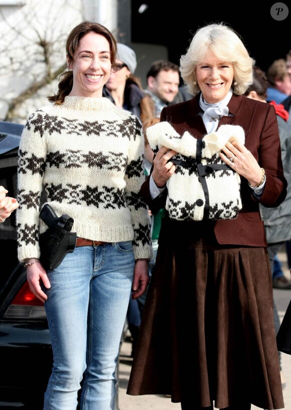 Camilla Parker Bowles, en visite sur le tournage de la série danoise The Killing avec la princesse Mary le 27 mars  2012, s'est vu offrir le pull-over de l'héroïne Sofie Grabol !
