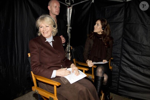 Camilla Parker Bowles et la princesse Mary en visite sur le tournage de la série danoise The Killing, le 27 mars  2012 à Lynge.