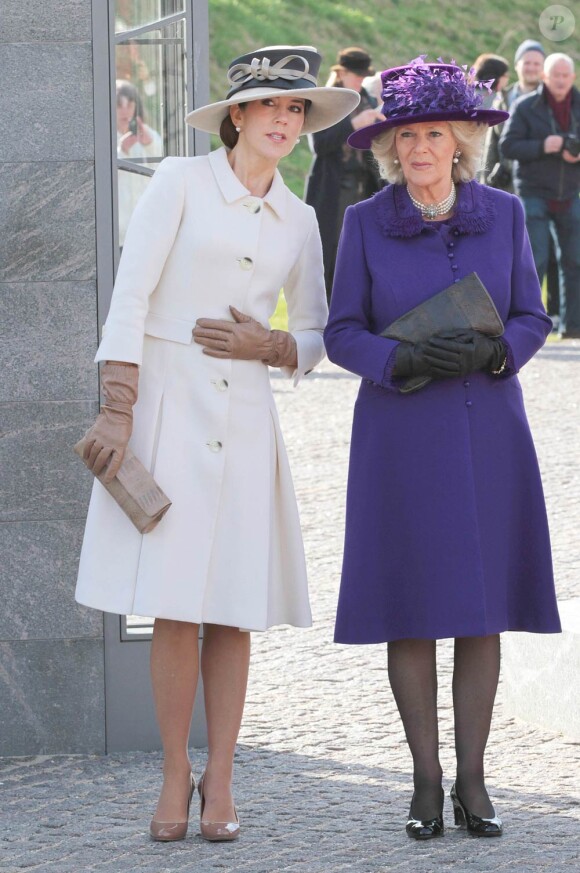 Le prince Charles et Camilla Parker Bowles en visite avec le prince Frederik et la princesse Mary de Danemark à la citadelle Kastellet de Copenhague, le 26 mars 2012, pour une cérémonie commémorative au memorial national danois et une rencontre avec des familles de militaires. Charles et Camilla sont en tournée en Scandinavie pour le jubilé de diamant de la reine.