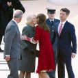 Le prince Charles et Camilla Parker Bowles accueillis par le prince Frederik et la princesse Mary de Danemark le 25 mars 2012 à l'aéroport de Copenhague, pour la dernière étape de leur tournée en Scandinavie en représentation de la reine Elizabeth II.