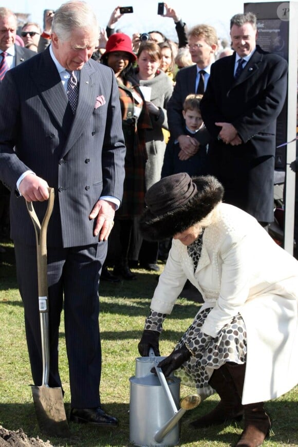 Le prince Charles et Camilla Parker Bowles en visite à l'église anglicane St Alban de Copenhague, le 25 mars 2012, pour un service religieux et la plantation d'un arbre commémorant le jubilé de diamant de la reine Elizabeth II.