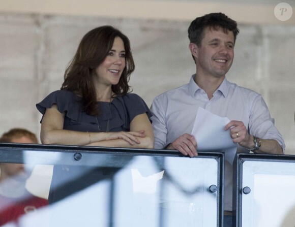 Le prince Frederik et la princesse Mary de Danemark aux finales des championnats de natation du Danemark le 25 mars 2012, après avoir accueilli la veille le prince Charles et Camilla Parker Bowles.