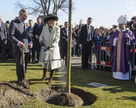 Le prince Charles et Camilla Parker Bowles en visite à l'église anglicane St Alban de Copenhague, le 25 mars 2012, pour un service religieux et la plantation d'un arbre commémorant le jubilé de diamant de la reine Elizabeth II.